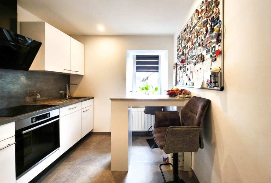 Wohnküche mit Einbauküche, die im Mietpreis enthalten ist