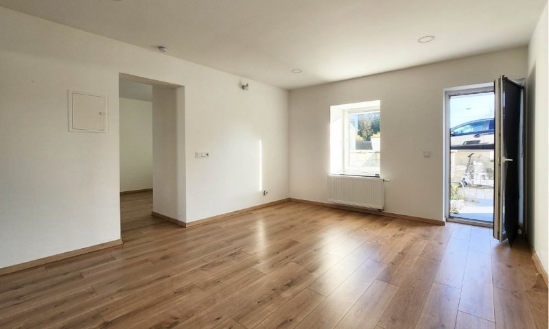 Moderne 2-Zimmer Erdgeschosswohnung mit Terrasse in Damflos zu vermieten