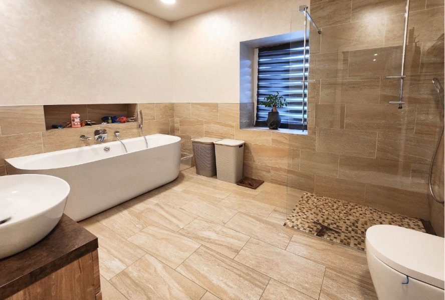 OG rechts großzügiges Tageslicht-Bad mit freistehender Badewanne und Walk-In Dusche