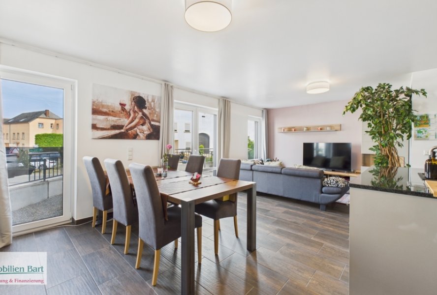 offener Wohn-/Essbereich mit Küche