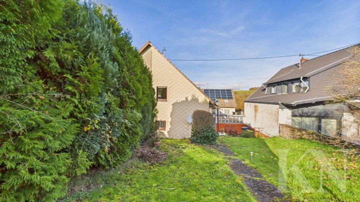 Zentral gelegenes Zuhause mit Potenzial – Doppelhaushälfte in Köllerbach