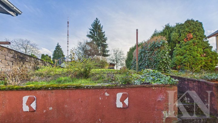 Zentral gelegenes Zuhause mit Potenzial – Doppelhaushälfte in Köllerbach