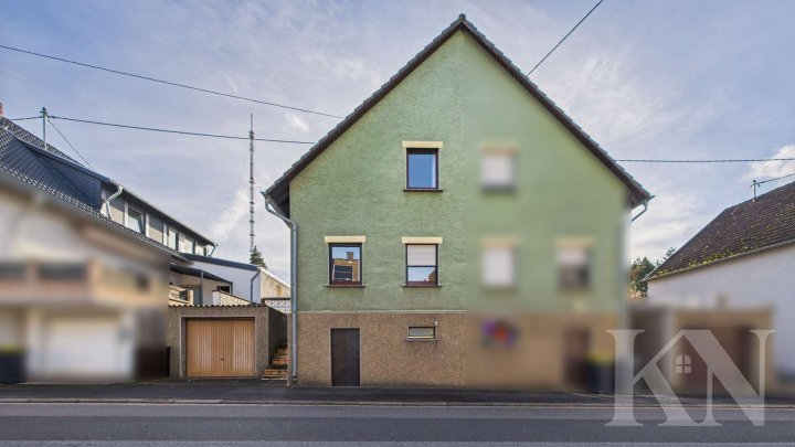 Zentral gelegenes Zuhause mit Potenzial – Doppelhaushälfte in Köllerbach