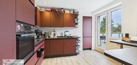 Küche mit Zugang zur Terrasse EG