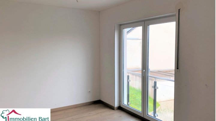 NEUBAU IN SONNIGER LAGE MIT TERRASSE, GARTEN UND GARAGE!