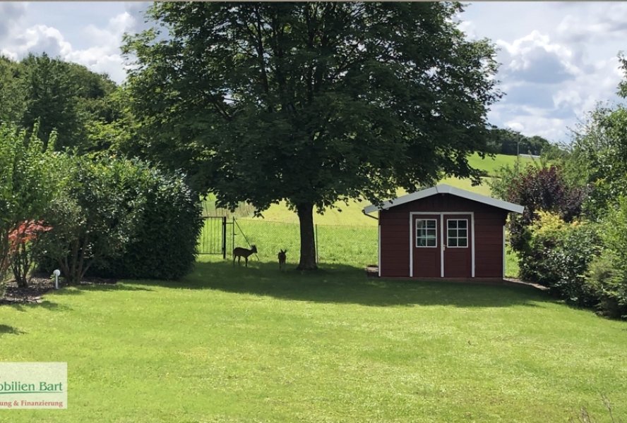 Garten mit zwei Gästen im Hintergrund