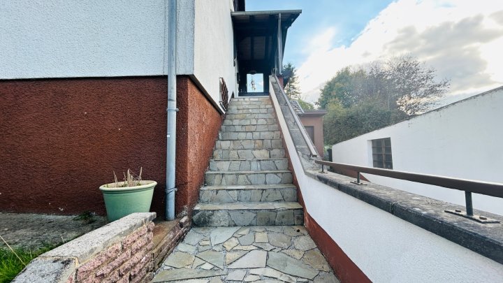 Zwei Wohnungen, ein Zuhause – Ihr Familiendomizil mit Weitblick in Püttlingen