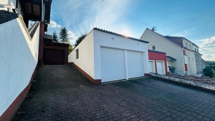 Zwei Wohnungen, ein Zuhause – Ihr Familiendomizil mit Weitblick in Püttlingen