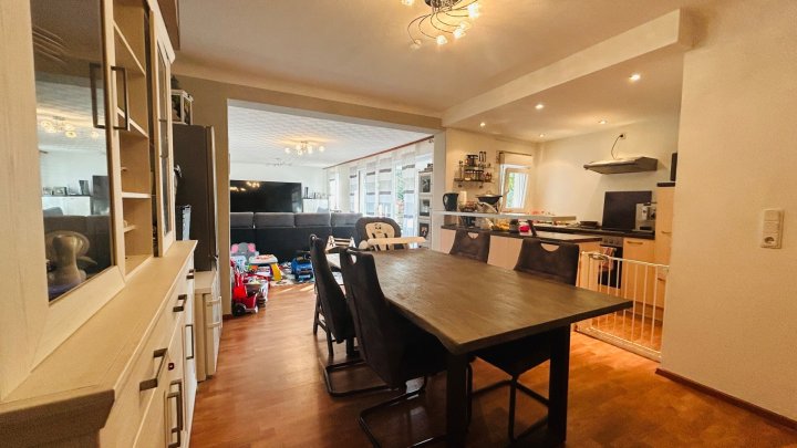 Zwei Wohnungen, ein Zuhause – Ihr Familiendomizil mit Weitblick in Püttlingen