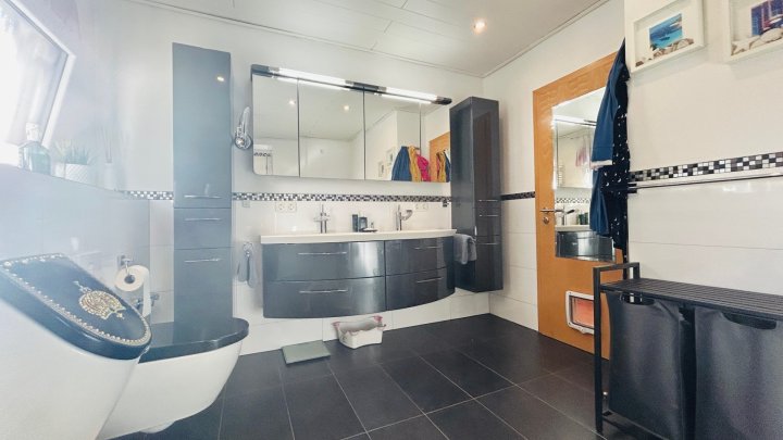 Zwei Wohnungen, ein Zuhause – Ihr Familiendomizil mit Weitblick in Püttlingen