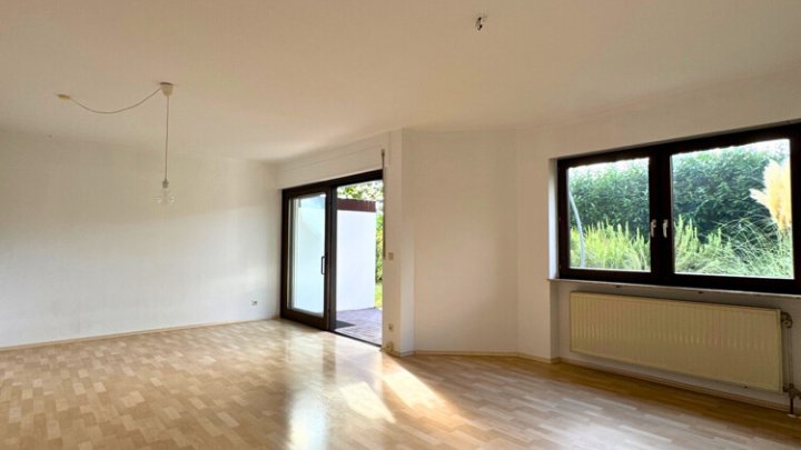 Schöne 2 ZKB-Wohnung mit EBK, Terrasse, Garten + Stellplatz in SLS - Picard