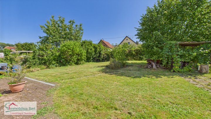 BECKINGEN: WOHNHAUS MIT SCHÖNEM GARTEN UND GARAGE IN ZENTRALER LAGE!