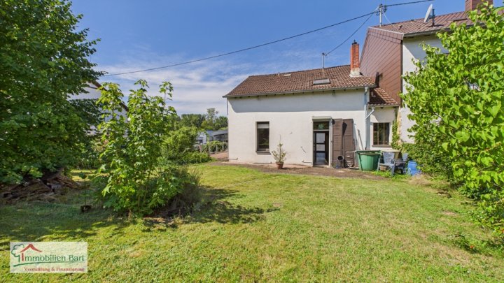 BECKINGEN: WOHNHAUS MIT SCHÖNEM GARTEN UND GARAGE IN ZENTRALER LAGE!