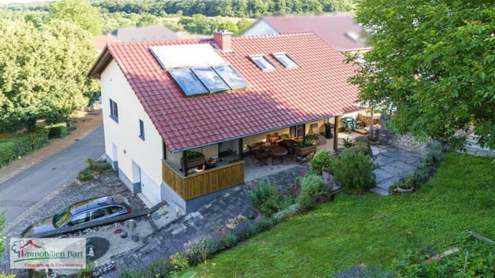 ATTRAKTIVES 192 M² WOHNHAUS + 80 M² GARAGE IN TOP LAGE!