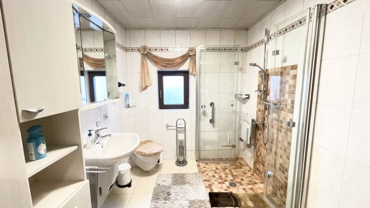 Familienfreundliches Einfamilienhaus mit Garten und Stellplatz