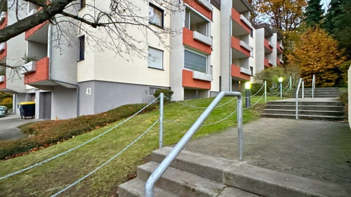 Gepflegte 2-ZKB-Wohnung mit Balkon & Außenstellplatz