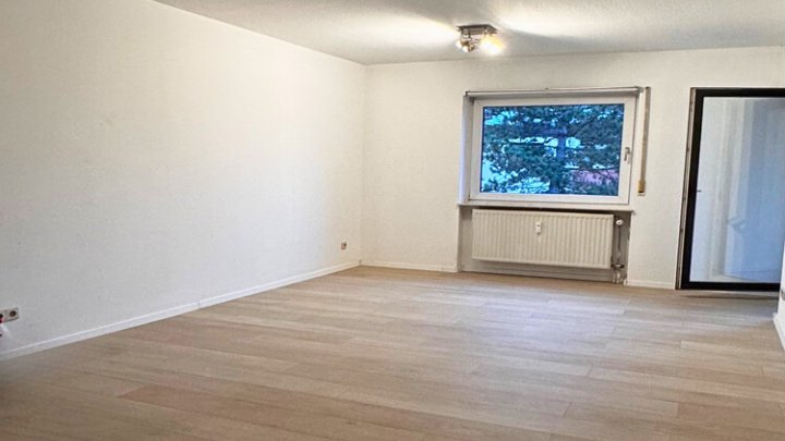 Gepflegte 2-ZKB-Wohnung mit Balkon & Außenstellplatz