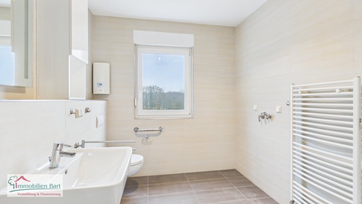 ALTERSGERECHTE WOHNUNG / SEPARATES WC / GROßER TIEFGARAGENSTELLPLATZ !