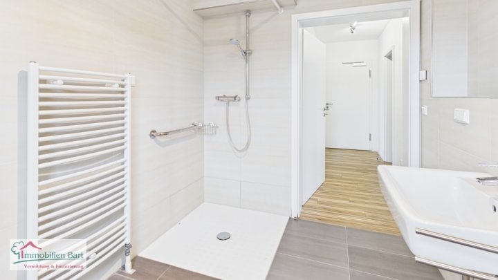 ALTERSGERECHTE WOHNUNG / SEPARATES WC / GROßER TIEFGARAGENSTELLPLATZ !