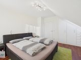 Schlafzimmer mit Einbauschränken OG