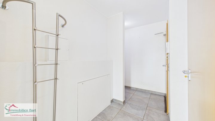 PERL: SOFORT FREI! 107 M² WOHNUNG + 2 GARAGEN + TOLLE AUSSICHT!