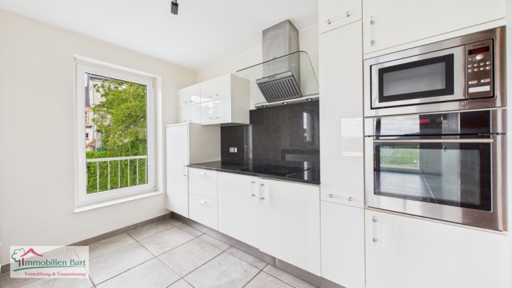 PERL: SOFORT FREI! 107 M² WOHNUNG + 2 GARAGEN + TOLLE AUSSICHT!