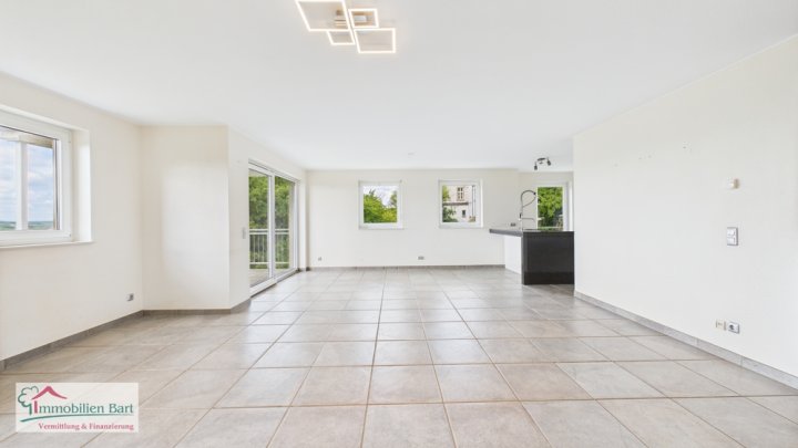 PERL: SOFORT FREI! 107 M² WOHNUNG + 2 GARAGEN + TOLLE AUSSICHT!