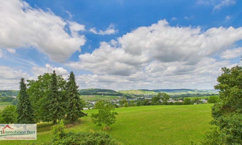 PERL: SOFORT FREI! 107 M² WOHNUNG + 2 GARAGEN + TOLLE AUSSICHT!