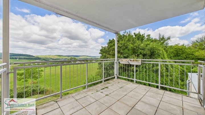 PERL: SOFORT FREI! 107 M² WOHNUNG + 2 GARAGEN + TOLLE AUSSICHT!