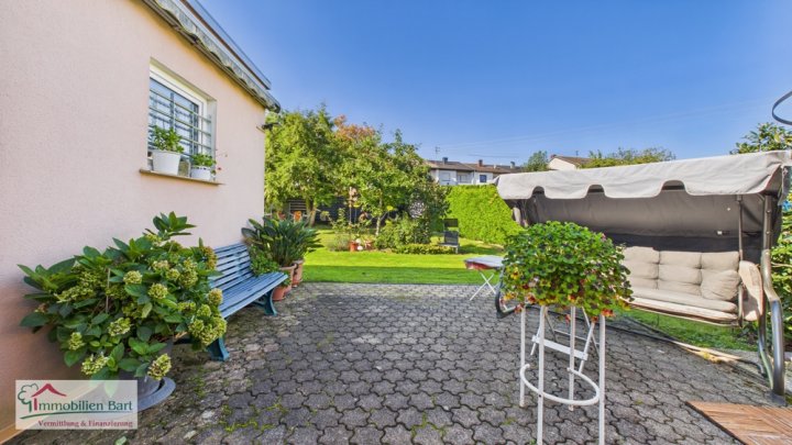 GRENZNÄHE: GEPFLEGTES WOHNHAUS MIT 4 GARAGEN IN TOP WOHNLAGE