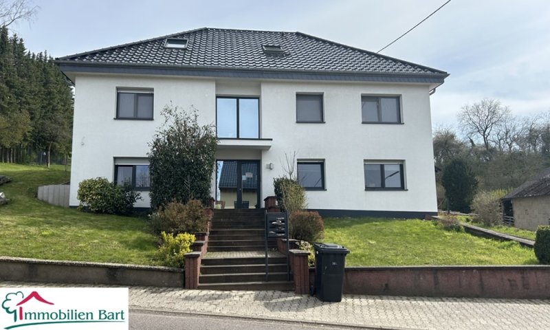 WINCHERINGEN: 348 M² WOHNFL. / 4 GARAGEN / VIEL POTENZIAL! / 27 AR