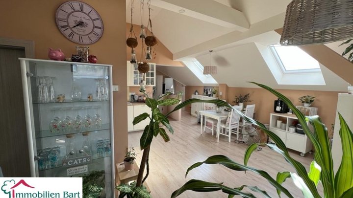 WINCHERINGEN: 348 M² WOHNFL. / 4 GARAGEN / VIEL POTENZIAL! / 27 AR