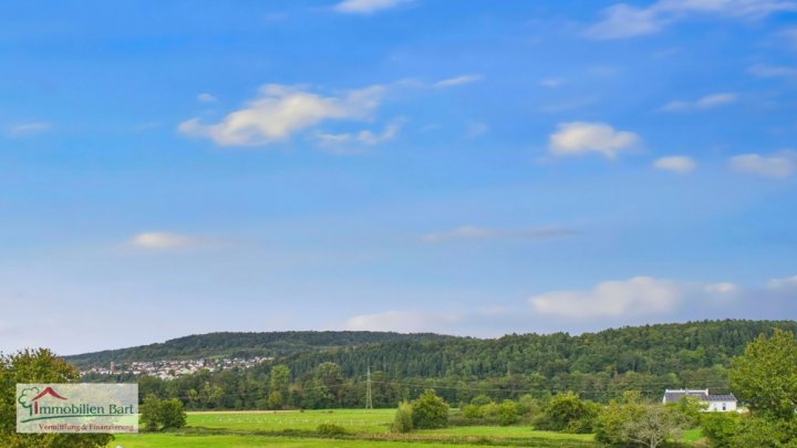 REHLINGEN:

WOHNHAUS / 267 M² WOHNFLÄCHE / GR. GARTEN / GARAGE / CARPORT / WEITBLICK!