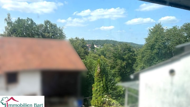 GROSSE GARAGE + APPARTMENT IM ROHBAU