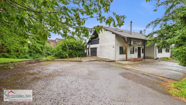 GRENZNÄHE: WOHNHAUS MIT 325 M² WOHN-/NUTZFLÄCHE, GARAGEN UND GARTEN