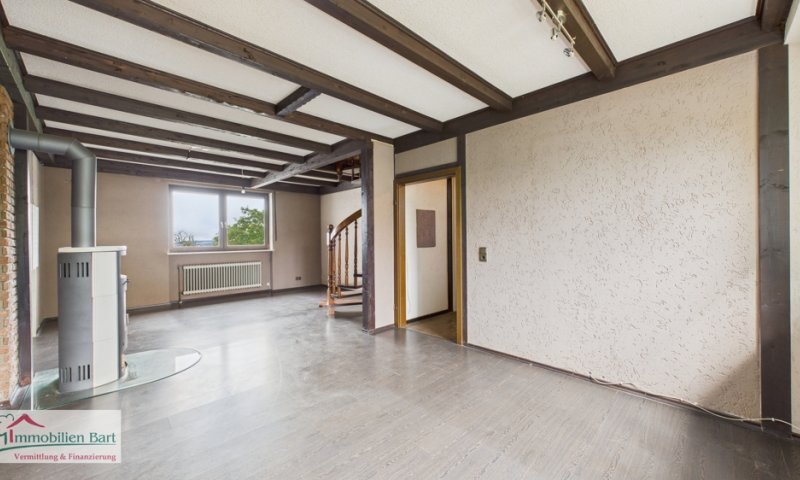 GRENZNÄHE: WOHNHAUS MIT 325 M² WOHN-/NUTZFLÄCHE, GARAGEN UND GARTEN