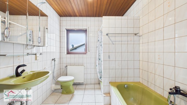 GRENZNÄHE: WOHNHAUS MIT 325 M² WOHN-/NUTZFLÄCHE, GARAGEN UND GARTEN