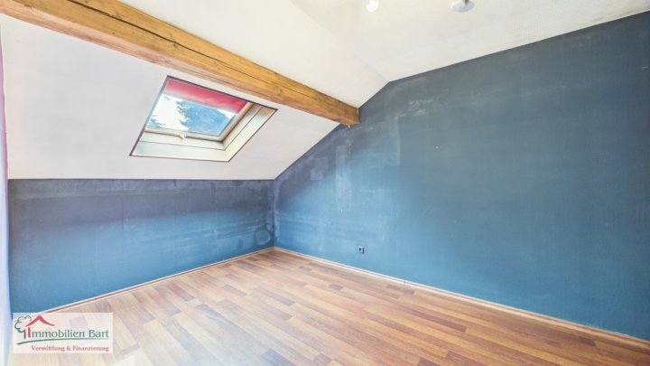 GRENZNÄHE: WOHNHAUS MIT 325 M² WOHN-/NUTZFLÄCHE, GARAGEN UND GARTEN