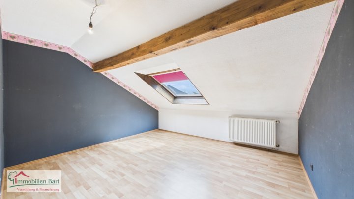 GRENZNÄHE: WOHNHAUS MIT 325 M² WOHN-/NUTZFLÄCHE, GARAGEN UND GARTEN