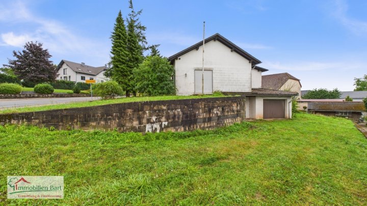 GRENZNÄHE: WOHNHAUS MIT 325 M² WOHN-/NUTZFLÄCHE, GARAGEN UND GARTEN