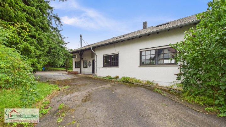 GRENZNÄHE: WOHNHAUS MIT 325 M² WOHN-/NUTZFLÄCHE, GARAGEN UND GARTEN