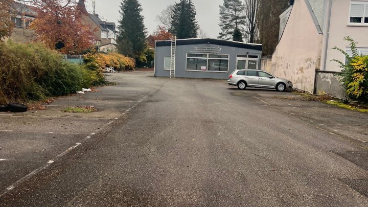 Gewerbeeinheit auf einem großen zentral gelegenen Grundstück in Wadgassen zu verkaufen