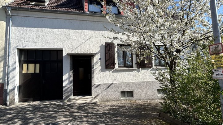 Familienidyll: großzügiges einseitig angebautes Einfamilienhaus in Ensheim zu verkaufen