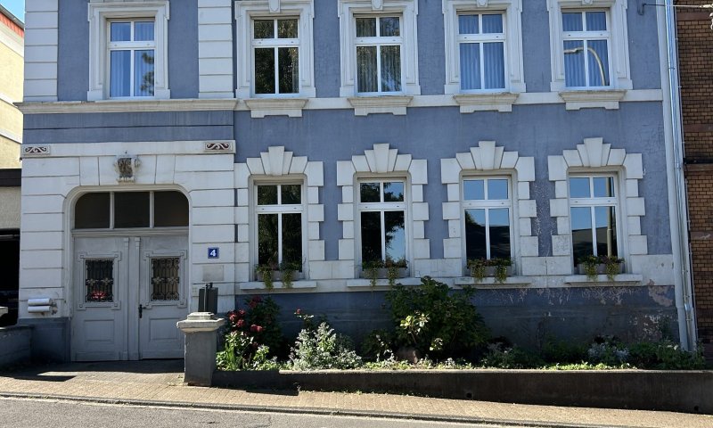 Liebhaberobjekt - einseitig angebautes historisches Vierfamilienhaus in Illingen zu verkaufen