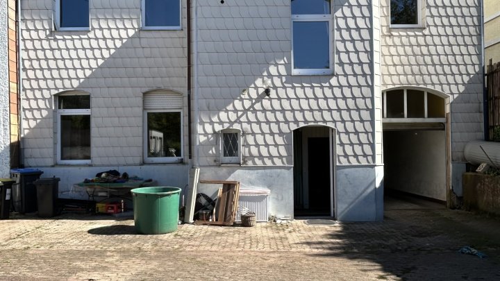 Liebhaberobjekt - einseitig angebautes historisches Vierfamilienhaus in Illingen zu verkaufen