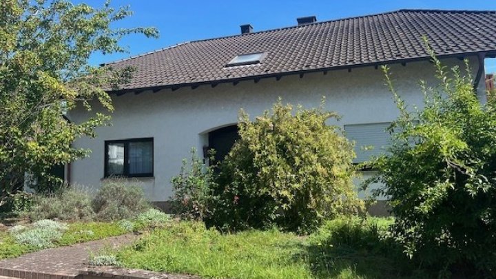 Großzügiges freistehendes 1-2 Familienhaus in ruhiger Lage in Saarwellingen zu verkaufen