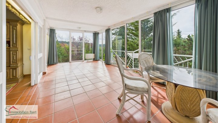 GROßZÜGIGES MEHRGENERATIONENHAUS MIT WELLNESSBEREICH UND VIELSEITIGEN NUTZUNGSMÖGLICHKEITEN