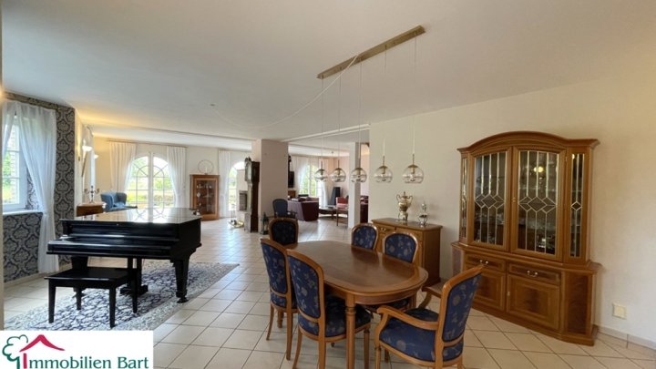 ATTRAKTIVES ANWESEN MIT VIEL PLATZ INNEN & AUßEN!