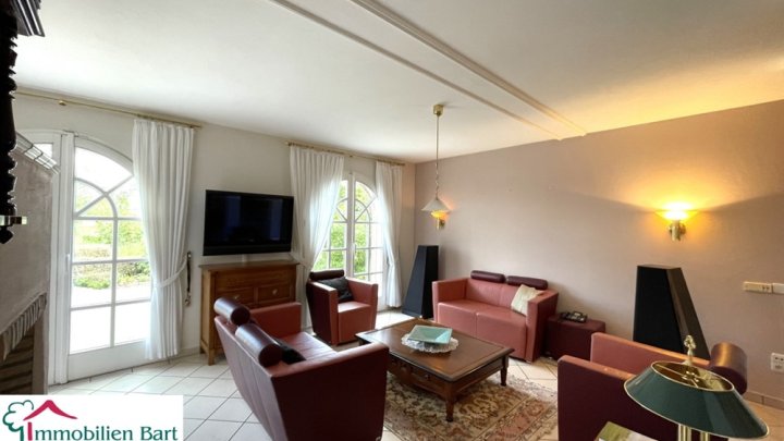 ATTRAKTIVES ANWESEN MIT VIEL PLATZ INNEN & AUßEN!