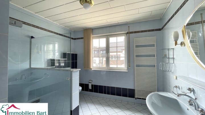 ATTRAKTIVES ANWESEN MIT VIEL PLATZ INNEN & AUßEN!